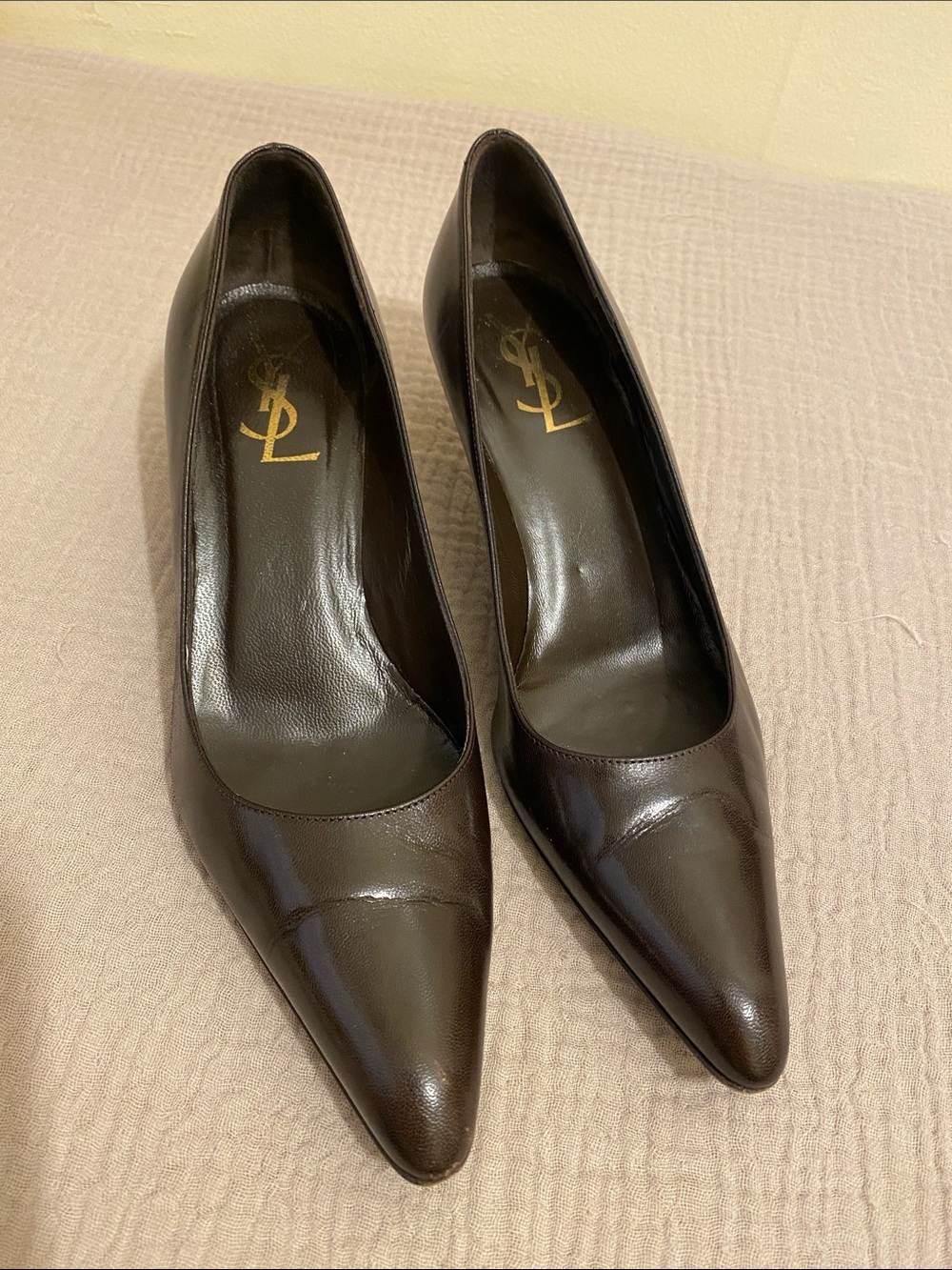 Yves Saint Laurent Dark Brown Leather Pointed-Toe Pumps. Size 37 1/2